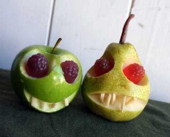 skin-owl-healthy-halloween-snack-apple-pear-skull